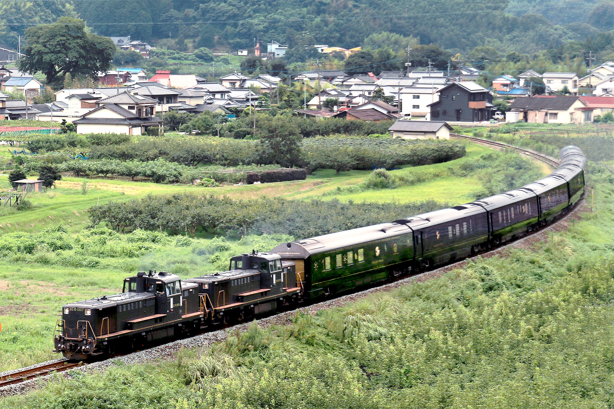 機関車2両が直列して客室車両を牽引する列車の姿を見たことありますか？