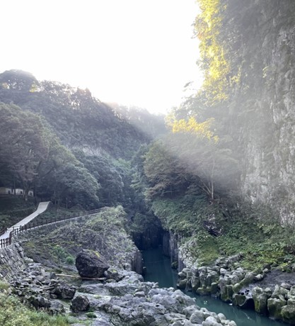 陽光に包まれる峡谷で